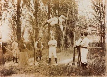 Retrato de un hombre que se entrena en salto con pértiga delante de unos espectadores