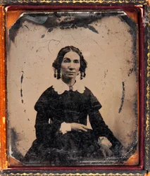 Retrato de una mujer. Daguerrotipo (Daguerre) bajo marco circa 1850.