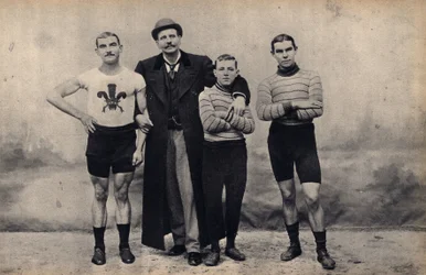 Retrato del equipo ciclista Gladiator. Fotografía, finales del siglo XIX, París. Colección Selva