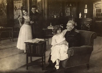 Retrato de la actriz Cecyl Tryan en el plató de la película de 1918 "Spirale della morte"