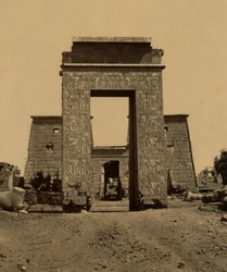 Propilón (arco triunfal) y pilón en el Valle de los Carneros, parte del Templo de Ramsés IV en Tebas. 1880 (foto)
