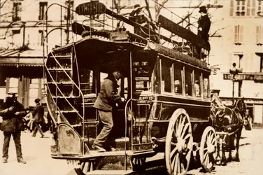 Parte trasera de un tranvía tirado por caballos.