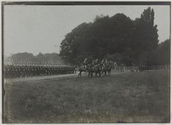Revista del 14 de julio, desfile de la escuela Saint-Cyr, París, c.1900 (foto b/n)