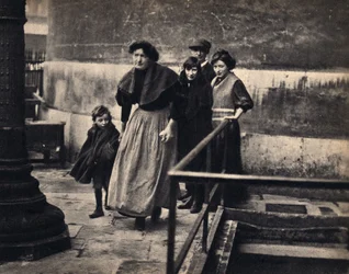 Escena de una familia expulsada en París. Fotografía, finales del siglo XIX, París. Coll. Selva.