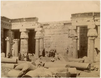 Segundo patio del Templo Mortuorio de Ramsés III, lado norte, Medinet Habu, Egipto, ca 1890