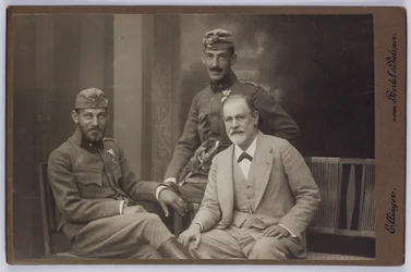 Sigmund Freud con sus hijos Ernst y Martin vestidos con uniformes militares, hacia 1916