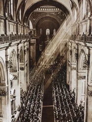 Rayos de sol en la catedral de San Pablo durante el servicio por el Jubileo de Plata del Rey Jorge V, Londres, Reino Unido, fotografía del Illustrated London News, 11 de mayo.