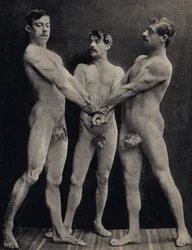 El Juramento de los Horacios, posan tres hombres desnudos tomando juramento. Fotografía, finales del siglo XIX, París. Colección Selva