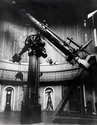 El telescopio Schmidt por Giovanni Virginio Schiaparelli (1835-1910) astrofísico en Brera (Milán). Observó configuraciones rectilíneas en el planeta Marte, llamándolas los canales marcianos (canali).