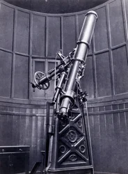El telescopio de Giovanni Virginio Schiaparelli (1835-1910) astrofísico en Brera (Milán). Observó configuraciones rectilíneas en el planeta Marte, llamándolas los canales marcianos (canali)