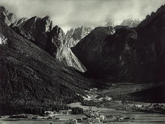 La ciudad de Dobbiaco en los Dolomitas