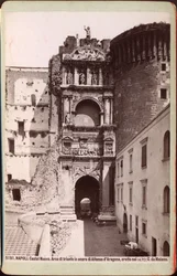 Arco triunfal del Castel Nuovo, Nápoles, hacia 1880 (fotografía)