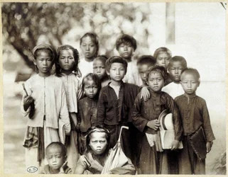 Grupo de niños vietnamitas, c. 1895