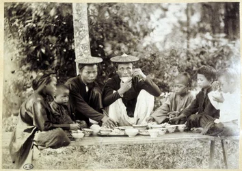 Vietnamitas durante una comida, c. 1895