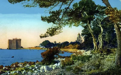 Vista del antiguo monasterio de Saint Honorat (Abadía de Lerins) en la isla de Saint-Honorat, Alpes Marítimos (Monasterio fortificado de la Abadía de Lerins en la isla Saint-honorat de la ciudad de Cannes en la Costa Azul) Tarjeta postal hacia 1920 Colecci