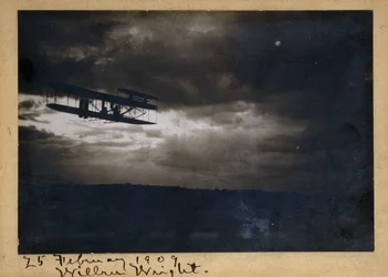 Wilbur Wright en vuelo, con la firma autógrafa "Wilbur Wright" y la fecha "25 de febrero de 1909", c.1909 (impresión en gelatina de plata, sobre soporte, tinta)