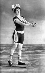 Mujer en bañador y zapato de playa.