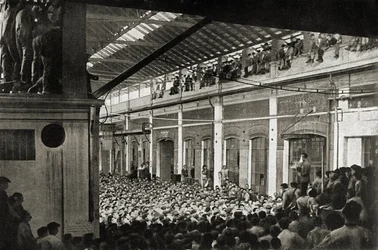 Trabajadores reunidos en una fábrica de Turín durante el Biennio Rosso de 1920, Historia del Movimiento Obrero (foto en b/n)