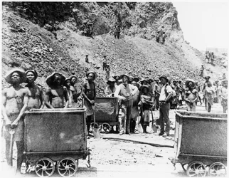 Muchachos zulúes en las minas de diamantes de De Beers, hacia 1885 (foto b/n)