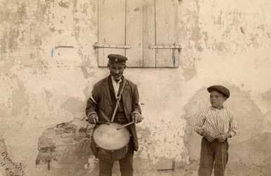 subastador y niño
