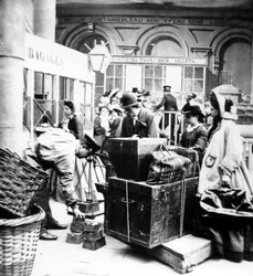 pasajeros supervisando el pesaje de los equipajes en la Gare de Lyon en París, en la época del Segundo Imperio en Francia.