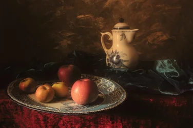 Naturaleza muerta clásica con manzanas