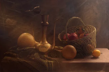 Naturaleza muerta clásica con cesta de frutas