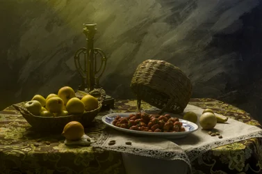Naturaleza muerta oscura con frutas