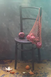 Manzanas rústicas y una silla