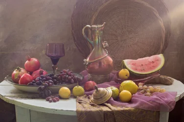 Fruta rústica y jarra