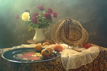 Naturaleza muerta con rosas antiguas y frutas