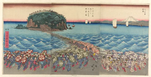 Multitud visitando el Santuario Benzaiten en Enoshima en la provincia de Sagami