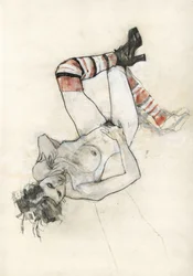 Una figura sensual con calcetines a rayas