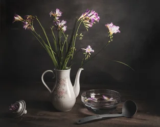 Naturaleza muerta con fresias moradas