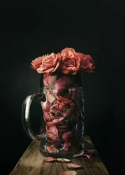 Rosas en una taza de cristal