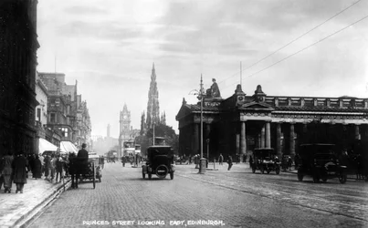Mirando al este a lo largo de Princes Street, Edimburgo, principios del siglo XX