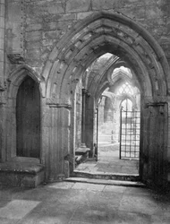 Pórtico de la sala capitular, Catedral de Elgin, Escocia, 1924-1926