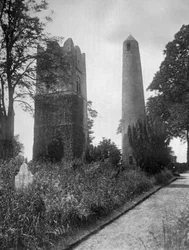 La Torre Redonda de Swords, Dublín, Irlanda, desde el este, 1924-1926