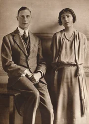 Lady Elizabeth Bowes Lyon y el Duque de York tras el anuncio de su compromiso