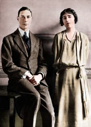 Lady Elizabeth Bowes Lyon y el Duque de York tras el anuncio de su compromiso, 1923