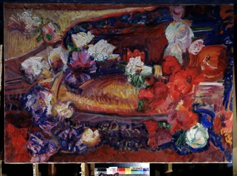 Nature morte avec un coussin decoratif et des fleurs (Naturaleza muerta con un cojín decorativo y flores). Pintura de Vasily Ivanovich Denisov (1862-1921). Huile sur toile
