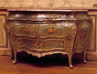 Mueble: cómoda lacada y pintada del siglo XVIII