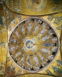 Vista de la cúpula con mosaicos sobre un fondo dorado (estilo románico y bizantino) que ilustra la Ascensión. En los colgantes, los cuatro evangelistas. San Marcos y San Mateo rehechos en 1843-1864. Principios del siglo XIII. Basílica de San Marcos