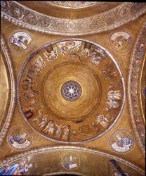 Vista de la cúpula con mosaicos sobre fondo dorado