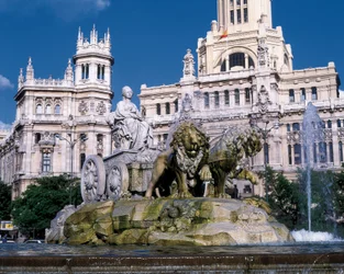 Fuente de Cibeles representando a la diosa Cibeles en un carro tirado por dos leones, construida en 1782 por Ventura Rodríguez, vista del Palacio de Comunicaciones, Plaza de Cibeles, Madrid