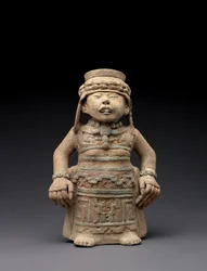 Figura de efigie femenina de pie, 600-900