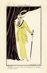 Mujer con vestido amarillo canario con botones ámbar.