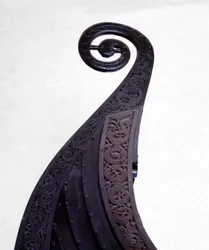 Figura de proa de un drakkar funerario (barco vikingo) de Oseberg, datado del siglo IX. Museo de Bygdøy, Oslo.