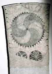 Piedra rúnica con símbolo solar, siglo VII-VIII