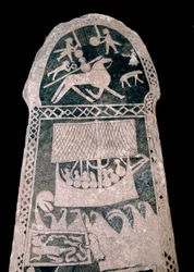 Vikingo: Piedra rúnica de Gotland (Suecia) que representa un drakkar vikingo, siglo VIII - Museo regional de Visby, Suecia
